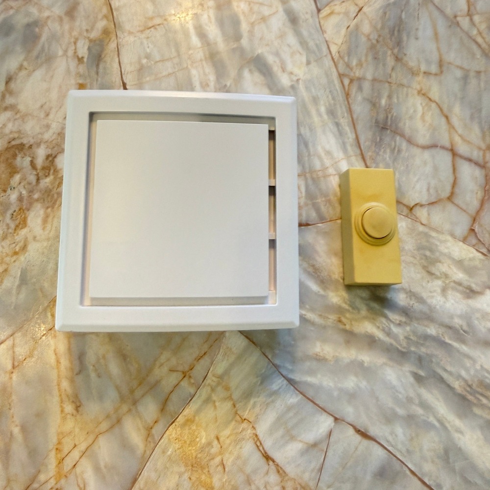 Hampton Bay White Wireless Plug-In Doorbell Chime Kit 1002 621 024